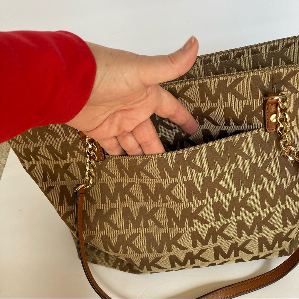 🎉HP🎉 Michael Kors zip monogram Tote bag - Picture 2 of 13